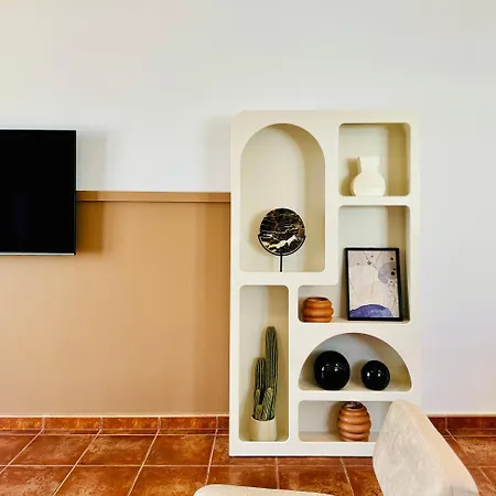 Canaryislandshost L White *